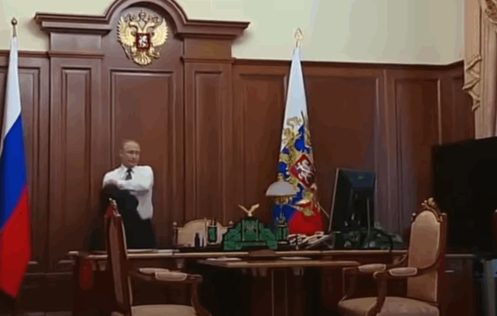 Na prodaju Putinova zaboravljena <span style='color:red;'><b>košulja</b></span>: Nije oprana, ali nije ni skupa (FOTO)